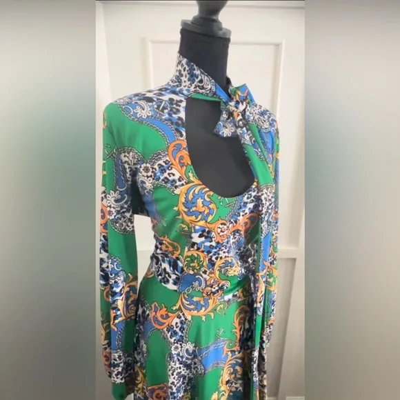 NWOT TIE COLLAR MAXI DRESS 3X GREEN
Boutique Item - Picture 8 of 8